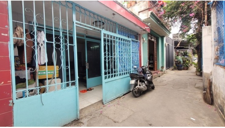 Quận 2- 3.6 tỷ- 70m2- Nhà kiên cố ở ngay-Ô tô đến cổng- Gần Mt
